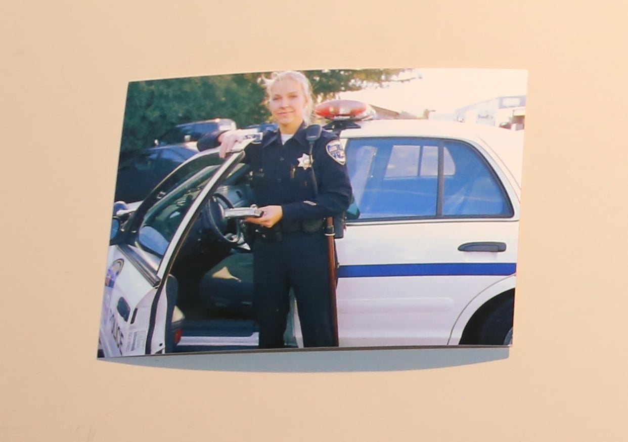 language-builder-occupation-card-woman-police-officer