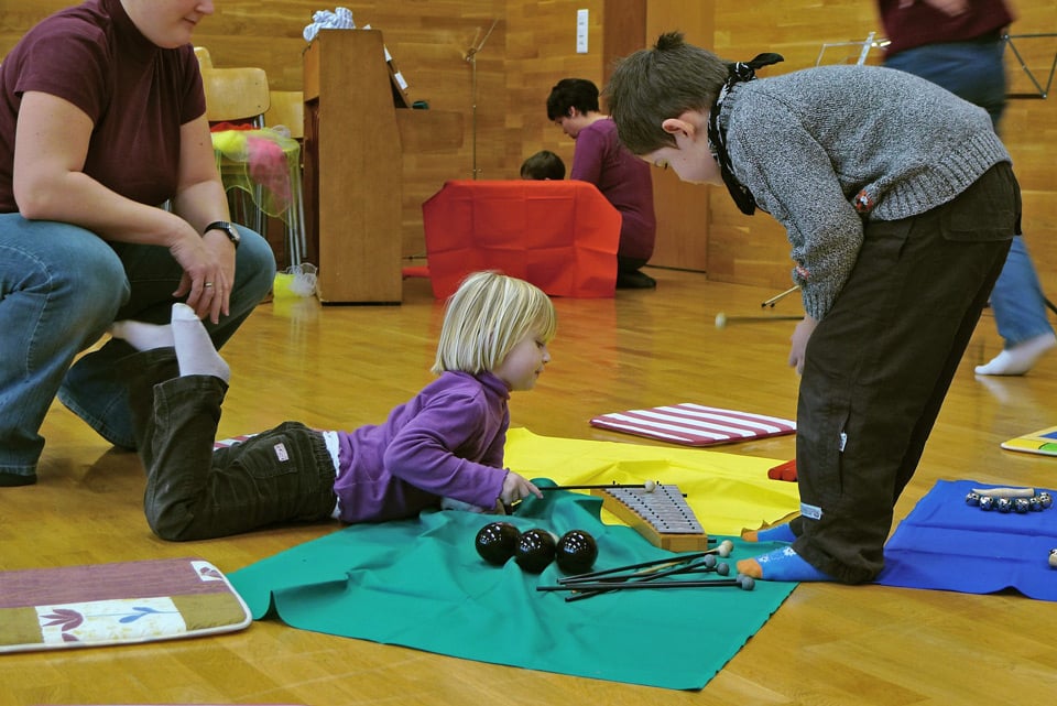 children-with-autism-art-therapy-small.jpg
