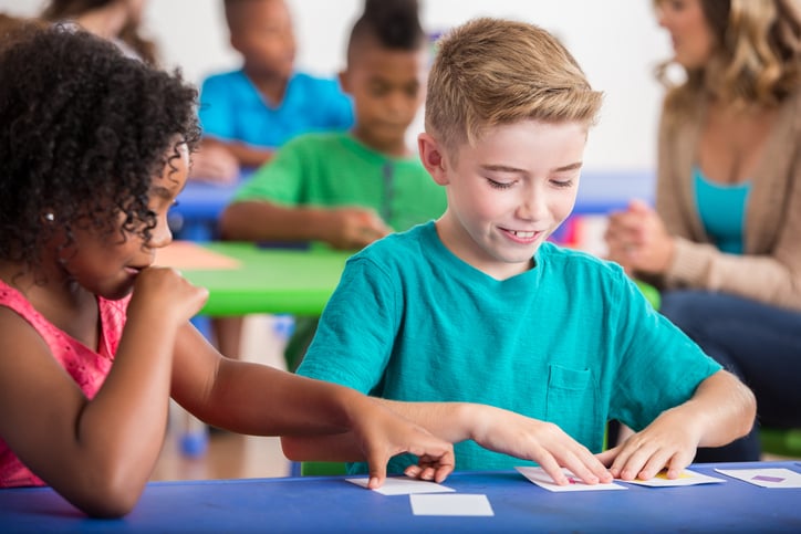 children learning from flashcards