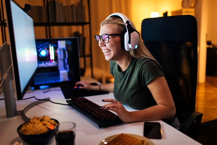 happy-girl-playing-online-games