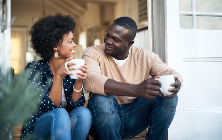 couple-drinking-coffee-on-steps