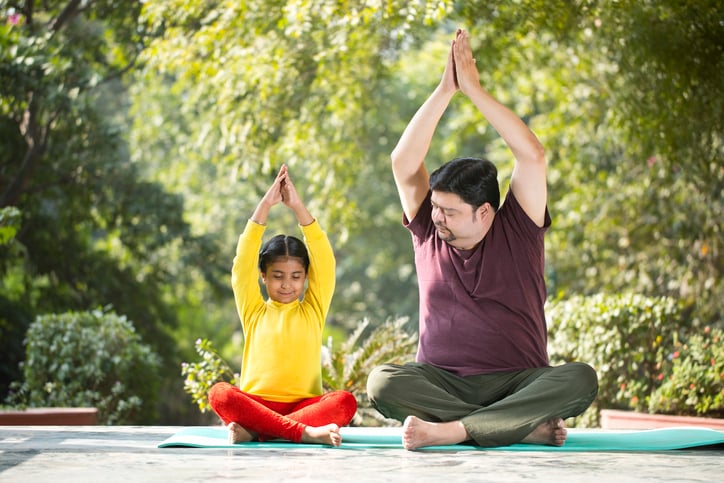 faughter-and-daughter-meditating