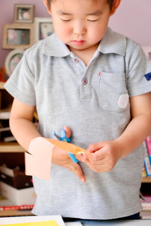 child-cutting-magazine-pictures